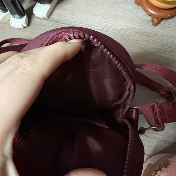 Like new crossbody - Picture 4 of 4